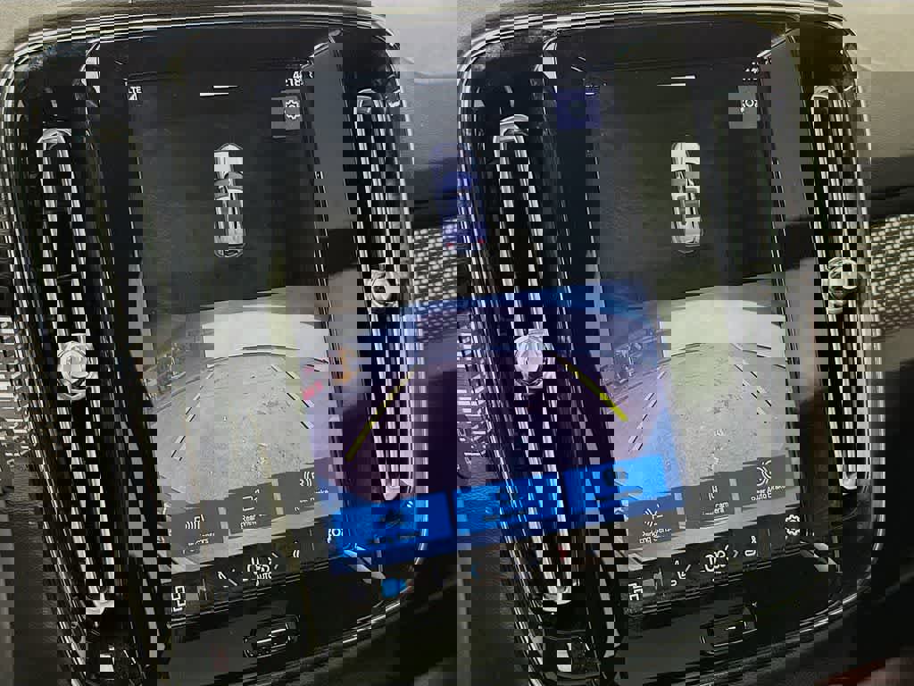 Used 2023 Volvo XC40 B5 Plus image 25