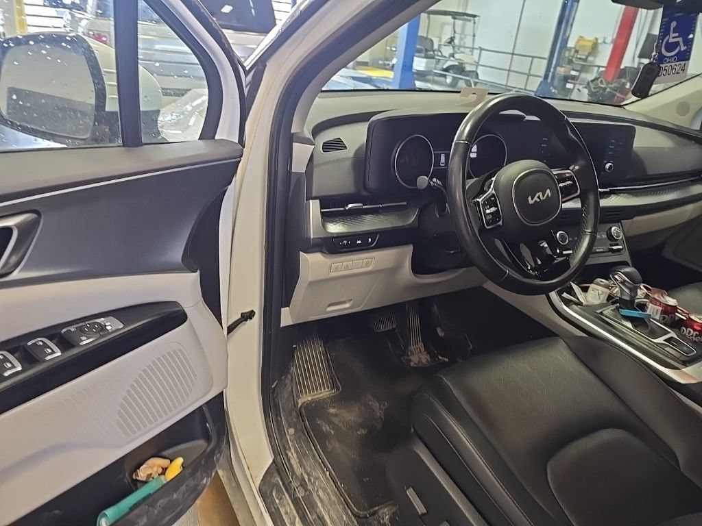 Used 2023 Kia Carnival LX FWD image 5