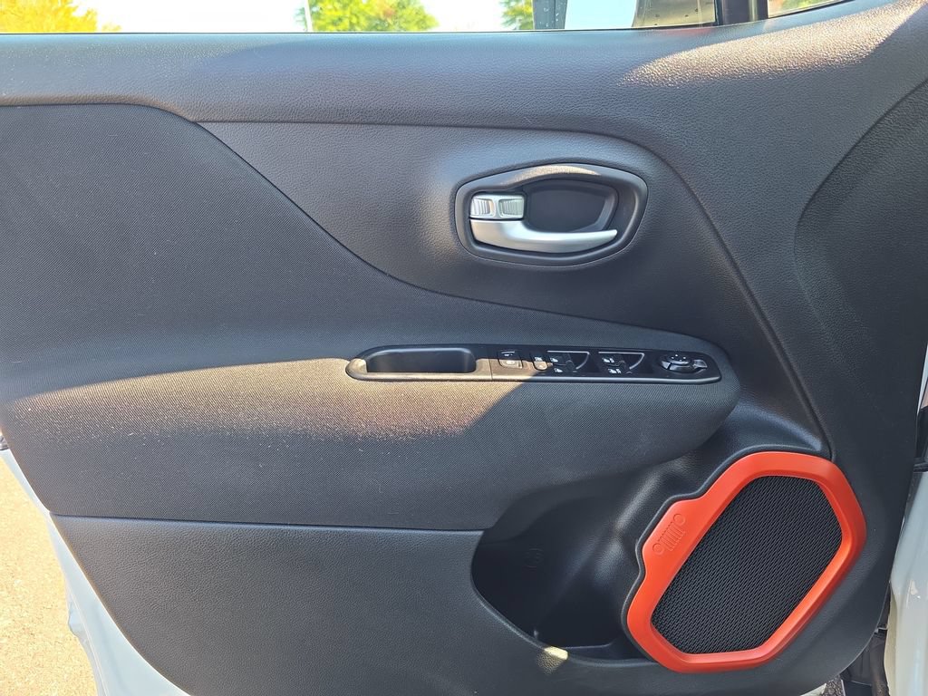 Used 2020 Jeep Renegade Latitude AWD/4WD image 14