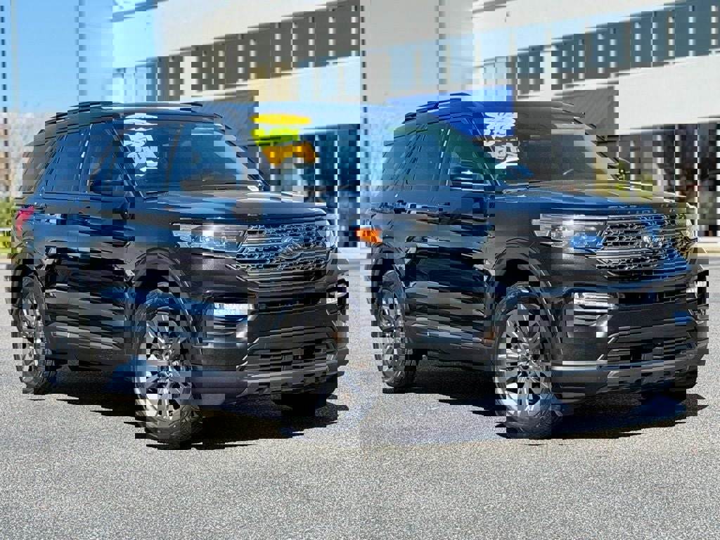 Certified 2022 Ford Explorer XLT w/ Equipment Group 202A image 2