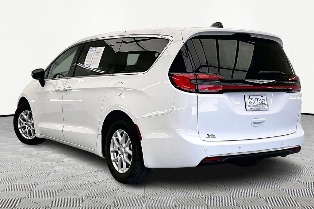 Used 2023 Chrysler Pacifica Touring-L image 2