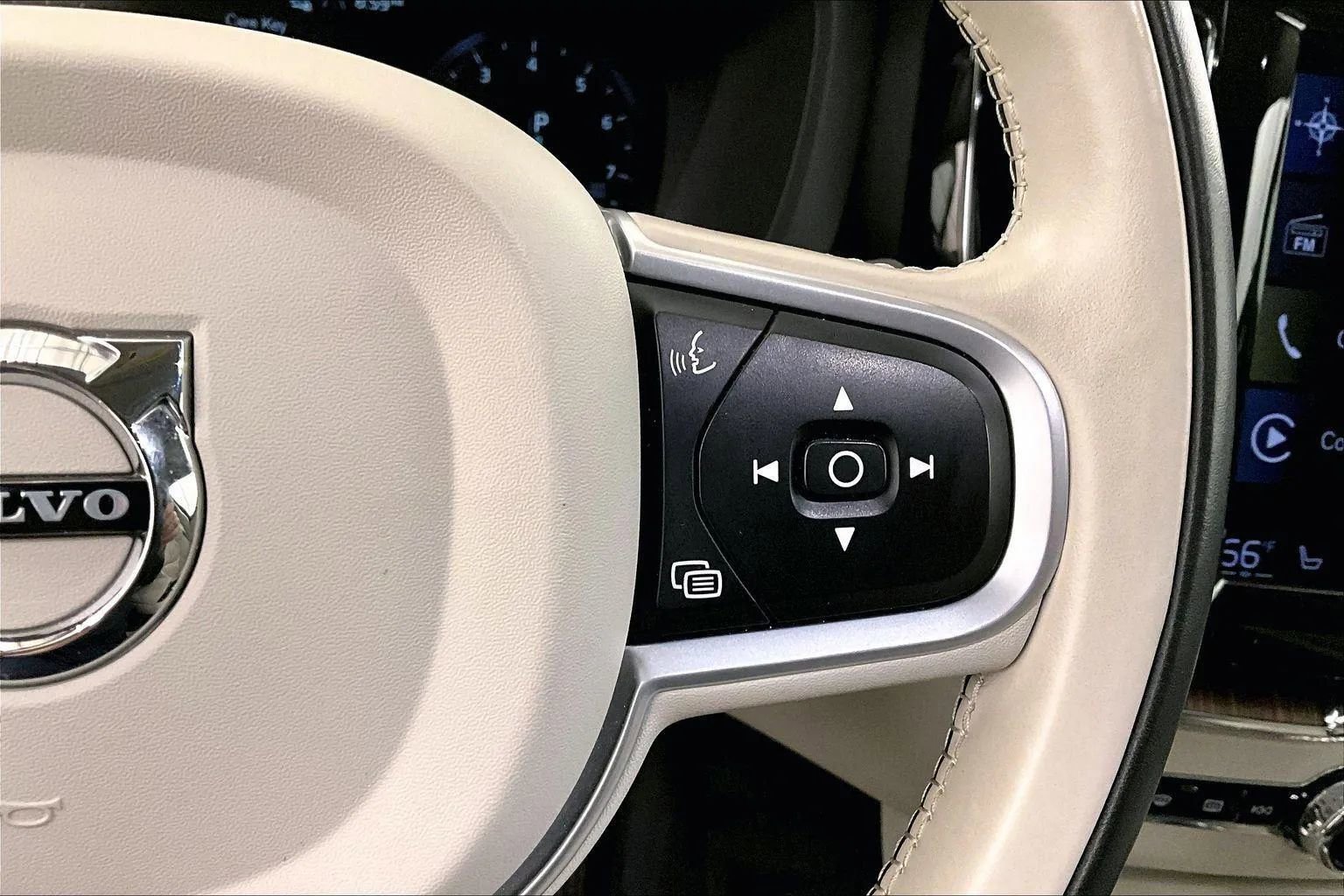 Used 2021 Volvo XC60 T5 Momentum w/ Premium Package image 18