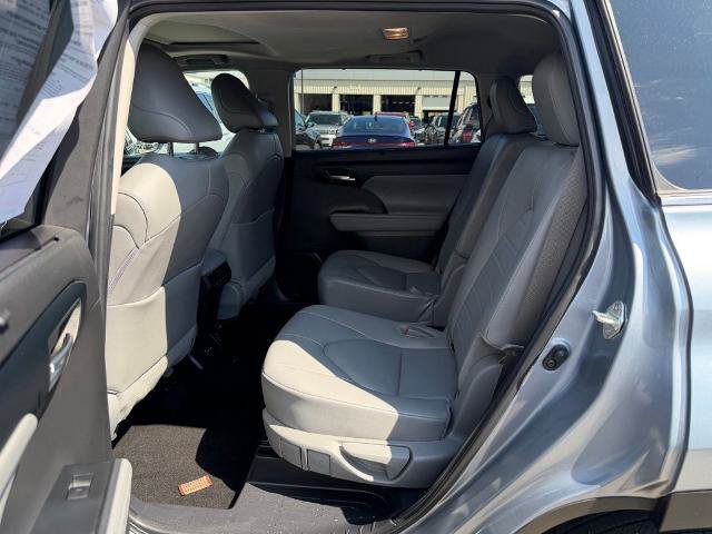 Used 2024 Toyota Highlander XLE AWD/4WD image 17