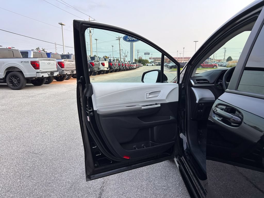 Used 2025 Toyota Sienna LE FWD image 12