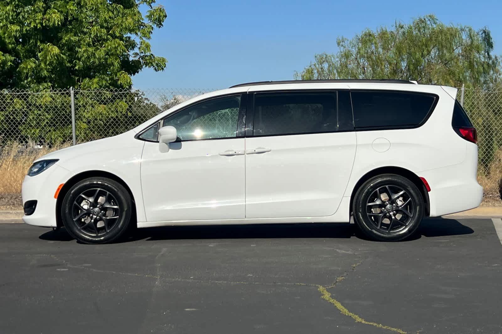 Used 2020 Chrysler Pacifica Touring-L Plus w/ S Appearance Package FWD image 5