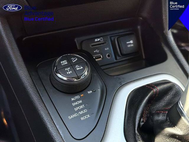 Used 2017 Jeep Cherokee Trailhawk AWD/4WD image 27