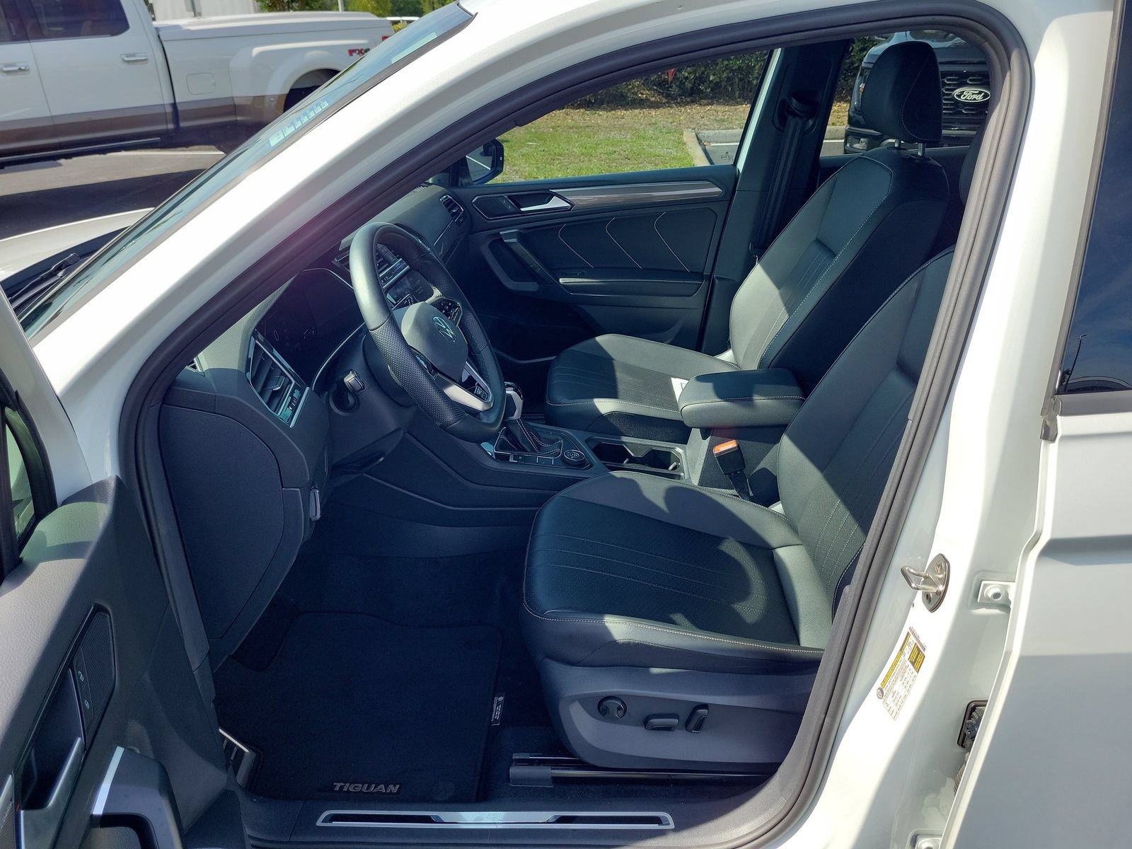 Used 2024 Volkswagen Tiguan SE R-Line AWD/4WD image 19