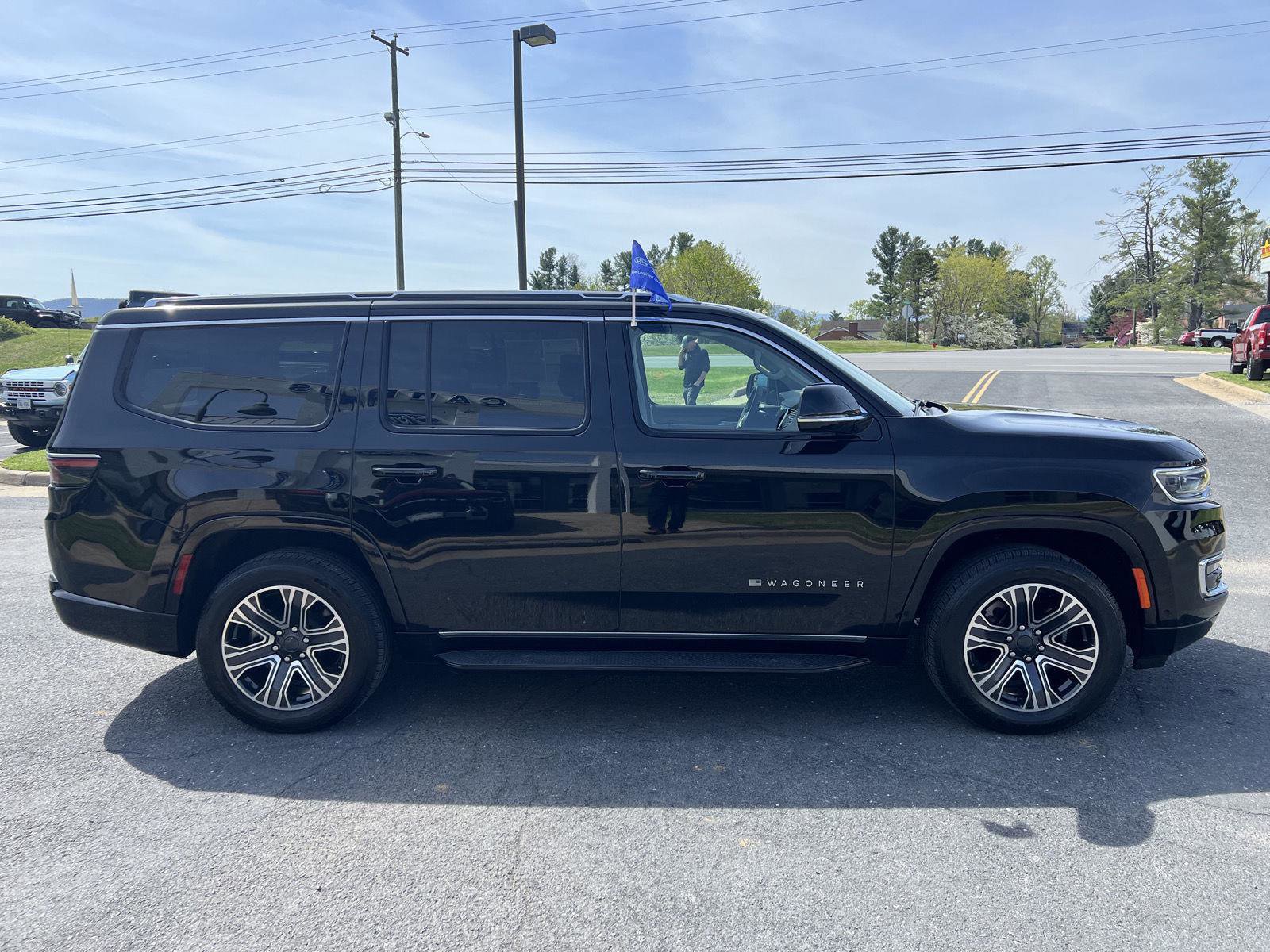 Used 2023 Jeep Wagoneer Series II AWD/4WD image 5