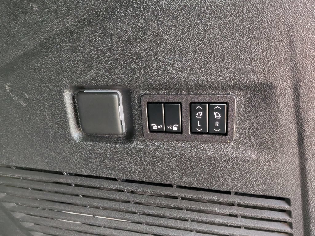 Used 2023 Chevrolet Suburban RST w/ Luxury Package AWD/4WD image 17