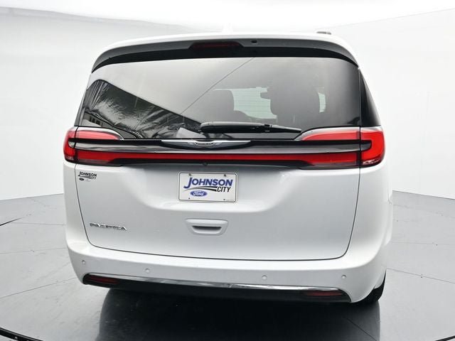Used 2022 Chrysler Pacifica Touring-L FWD image 7