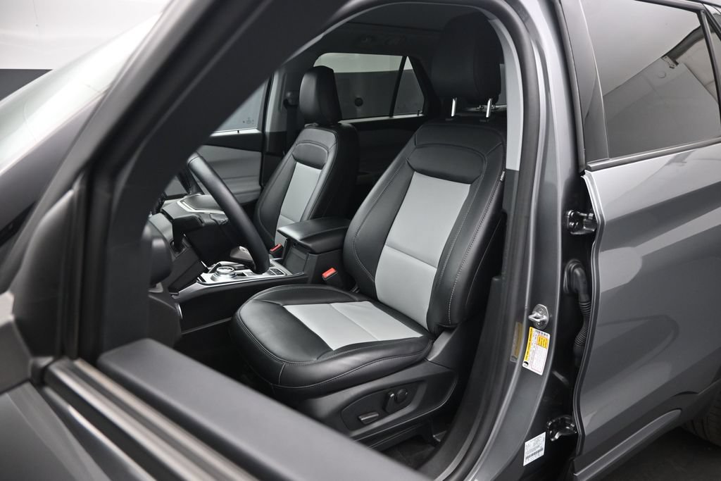 Certified 2023 Ford Explorer XLT w/ Equipment Group 202A RWD image 9