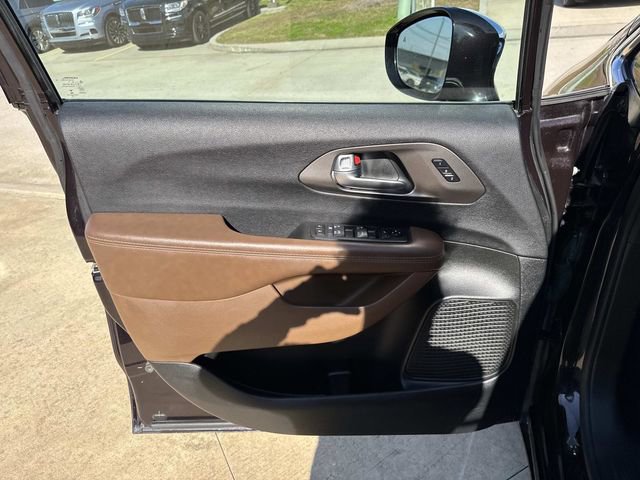 Used 2018 Chrysler Pacifica Limited image 20