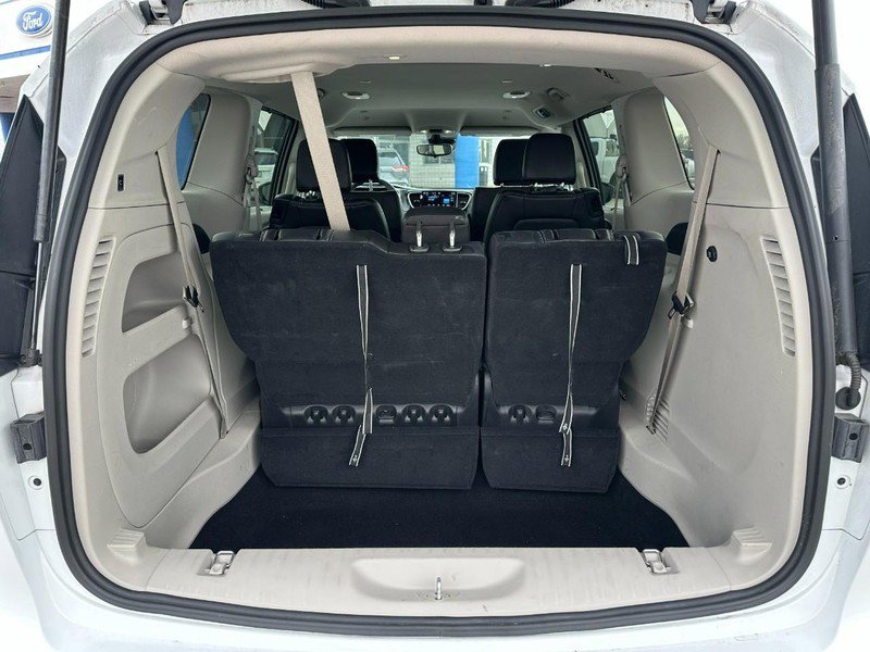 Used 2024 Chrysler Pacifica Touring-L FWD image 5