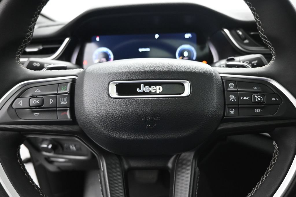 Used 2023 Jeep Grand Cherokee Altitude AWD/4WD image 12
