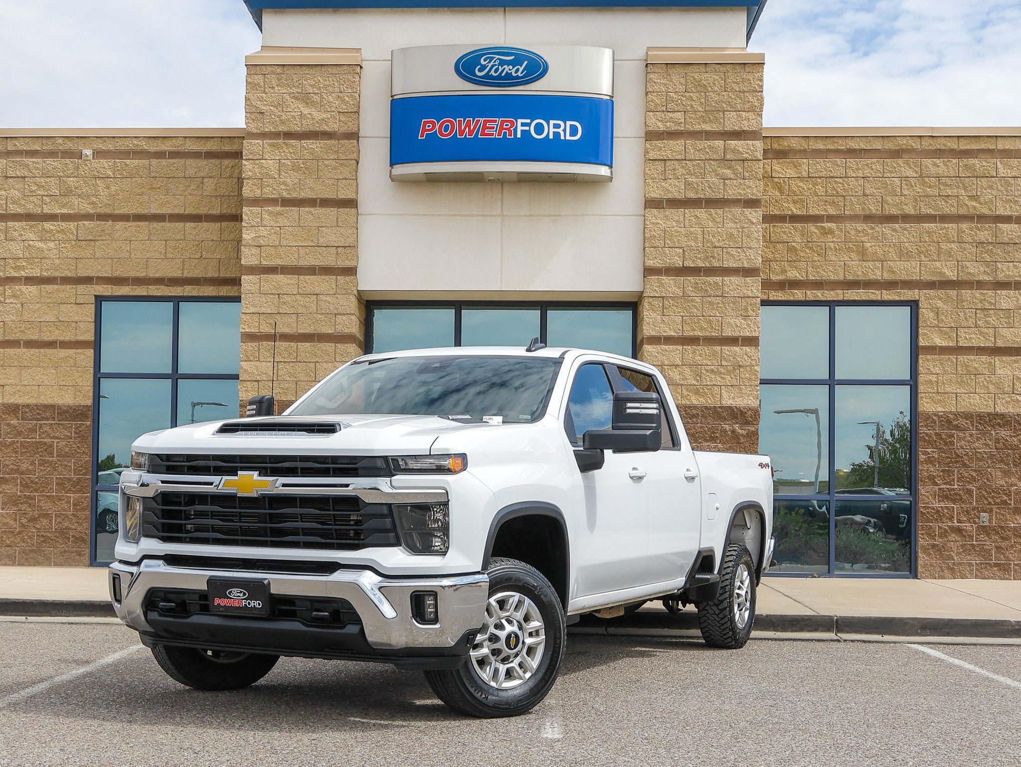 Used 2025 Chevrolet Silverado 2500 LT w/ Convenience Package AWD/4WD image 2