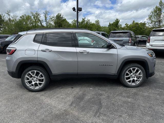 Used 2023 Jeep Compass Latitude w/ Sun and Sound Group AWD/4WD image 7