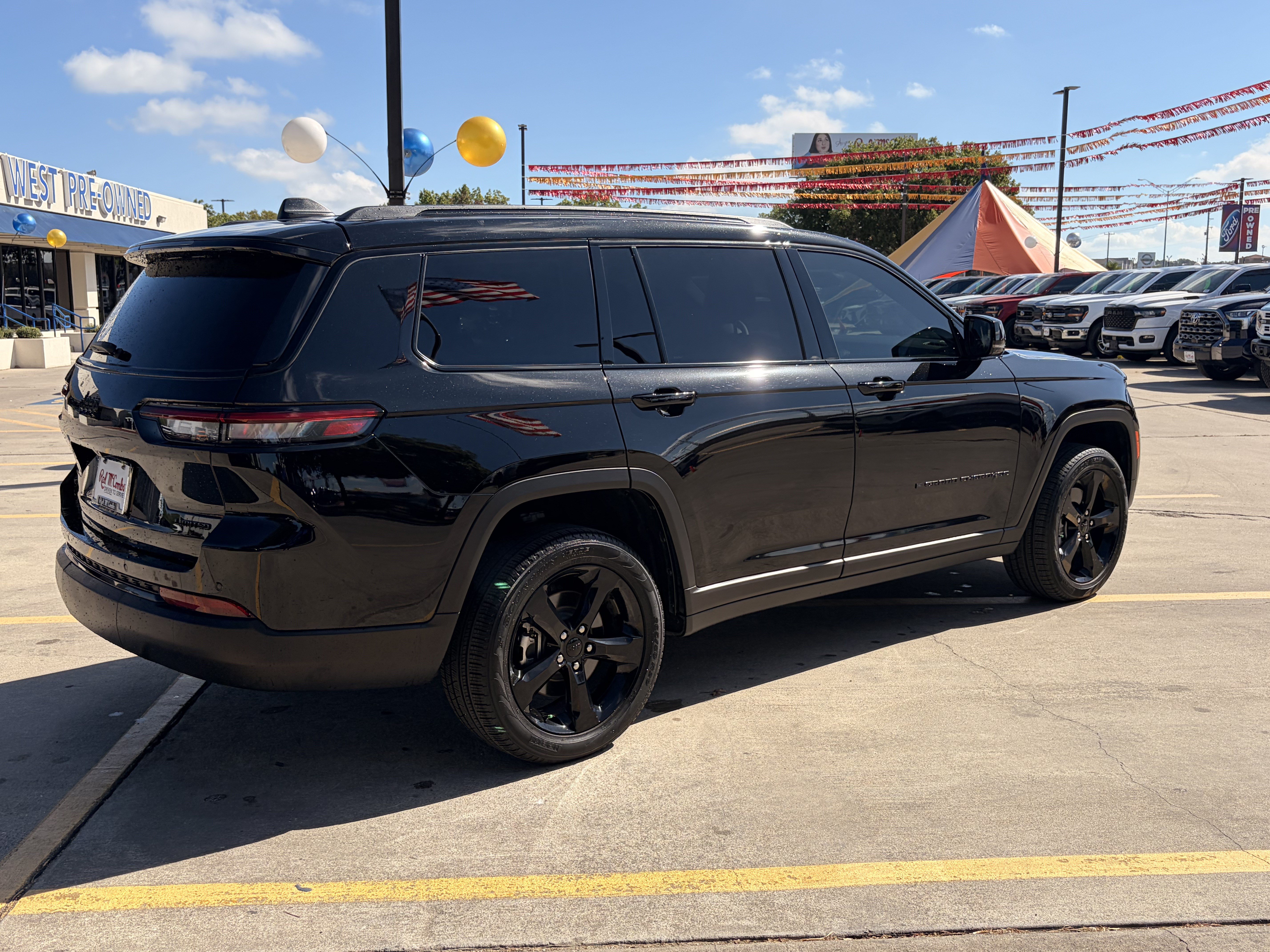Used 2025 Jeep Grand Cherokee L Limited w/ Black Appearance Package AWD/4WD image 4