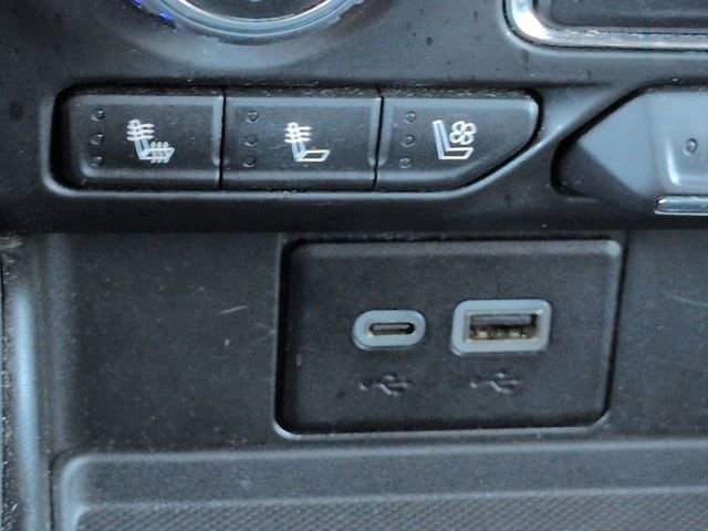 Used 2023 Chevrolet Suburban Premier image 21