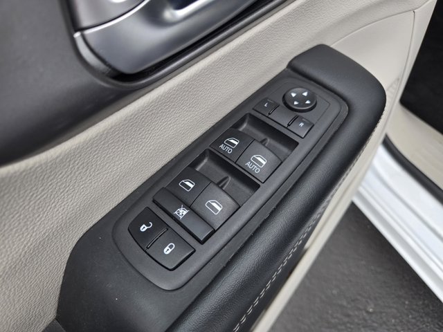 Used 2024 Chrysler Pacifica Touring-L FWD image 18