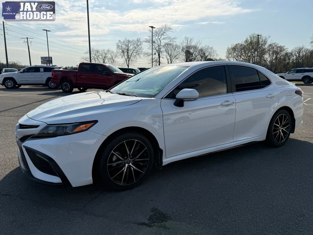 Used 2024 Toyota Camry SE w/ Convenience Package image 2