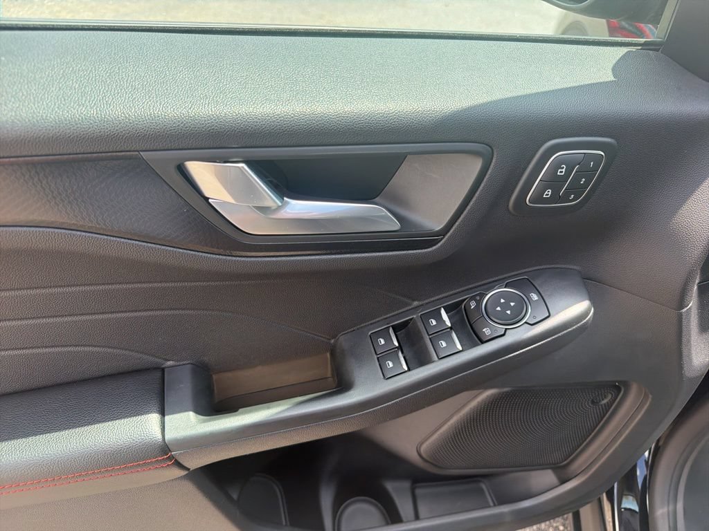 Certified 2022 Ford Escape SEL w/ SEL Stealth AWD Package image 24