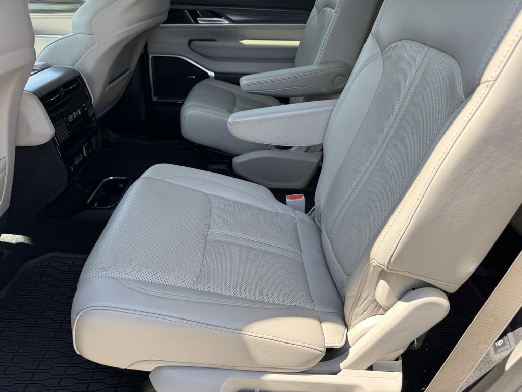 Used 2024 Jeep Wagoneer Series III AWD/4WD image 11