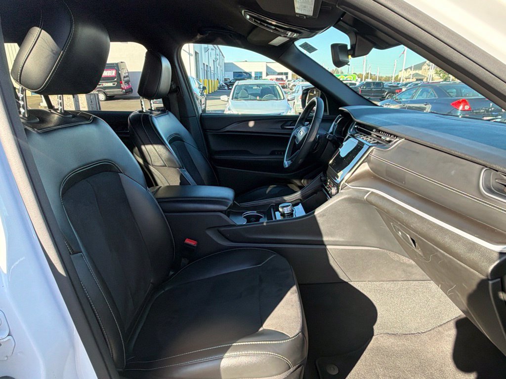 Used 2024 Jeep Grand Cherokee L Laredo AWD/4WD image 42