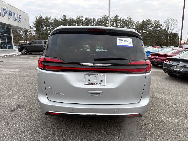 Used 2024 Chrysler Pacifica Touring-L image 4