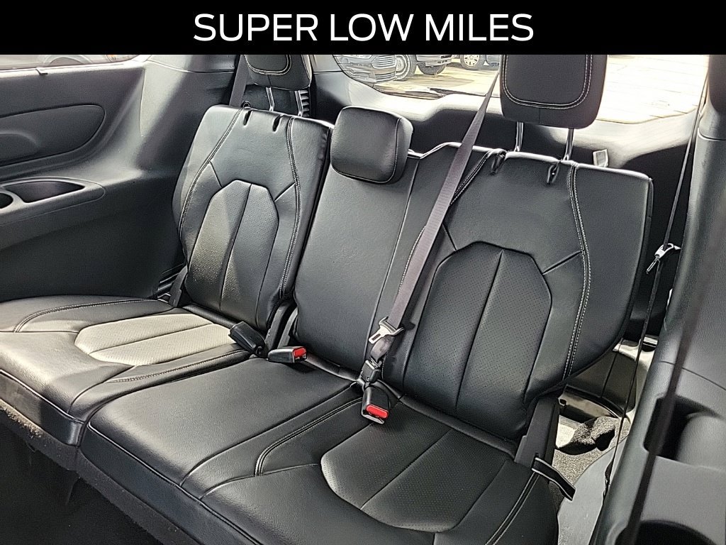 Used 2022 Chrysler Pacifica Touring-L w/ S Appearance Package FWD image 12