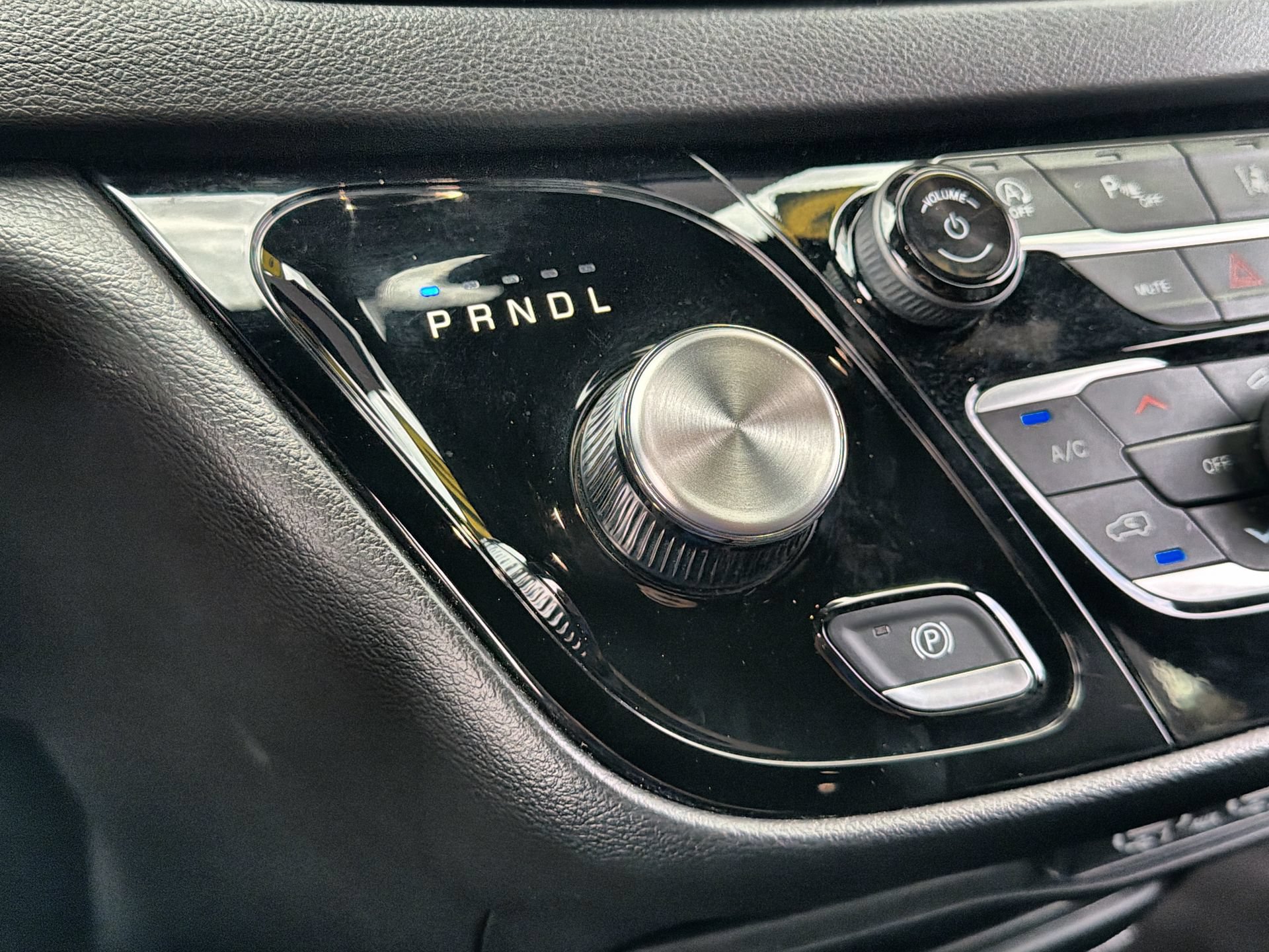 Used 2025 Chrysler Pacifica Select FWD image 19