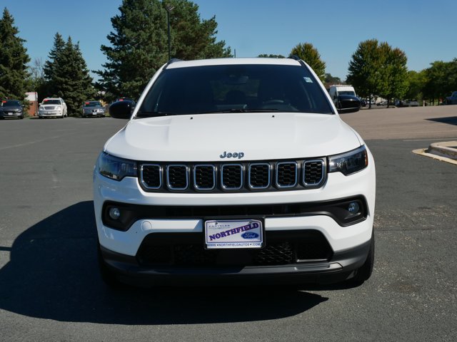 Used 2025 Jeep Compass Latitude w/ Sun & Sound Group AWD/4WD image 3
