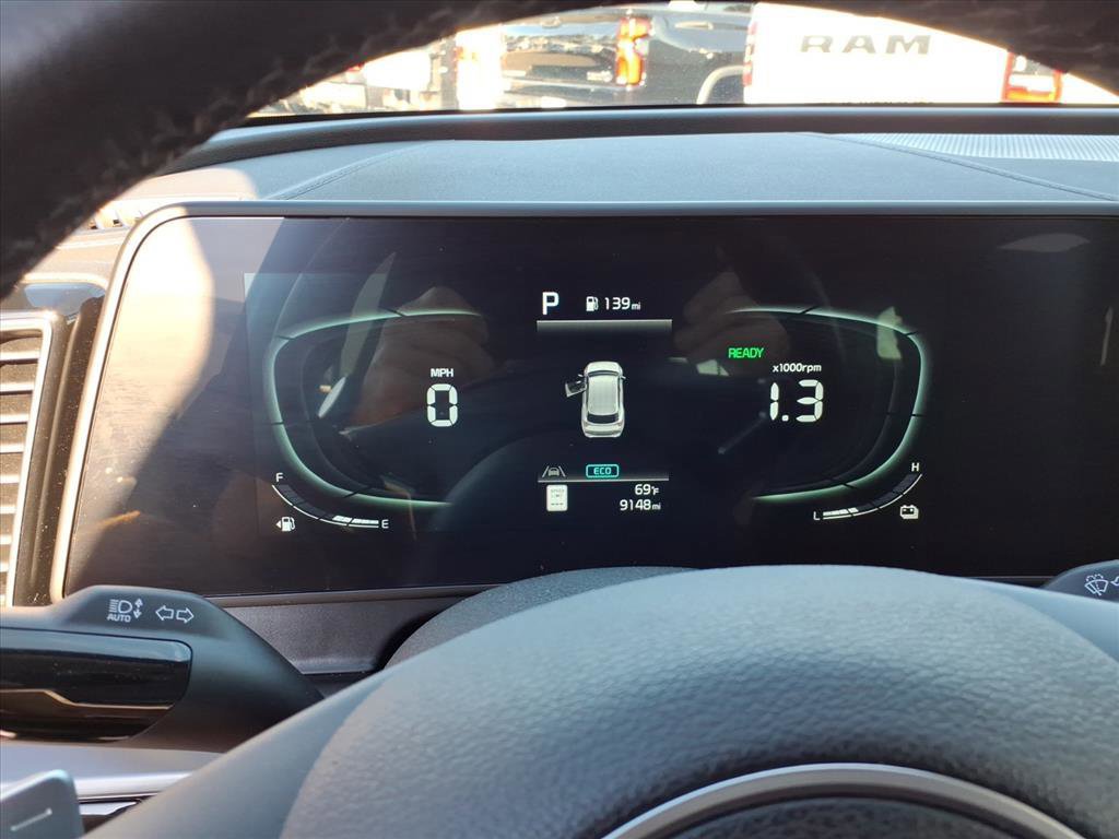 Used 2025 Kia Sportage EX image 16