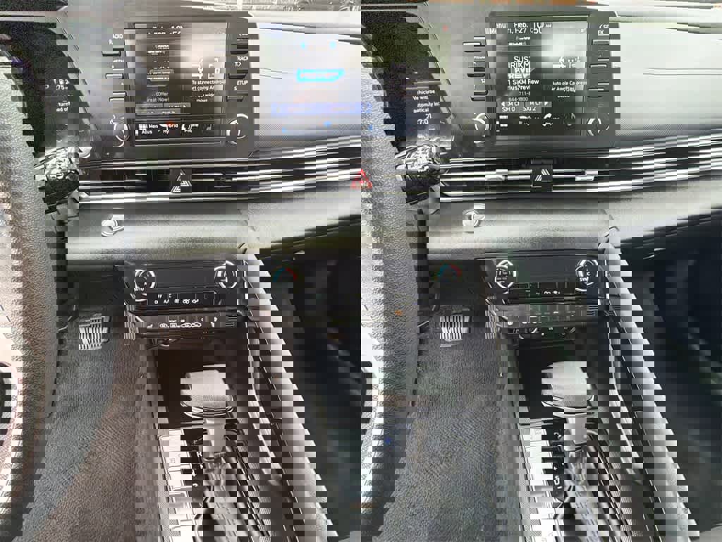 Used 2023 Hyundai Elantra Blue image 25