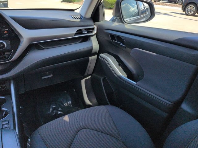 Used 2023 Toyota Highlander LE FWD image 17