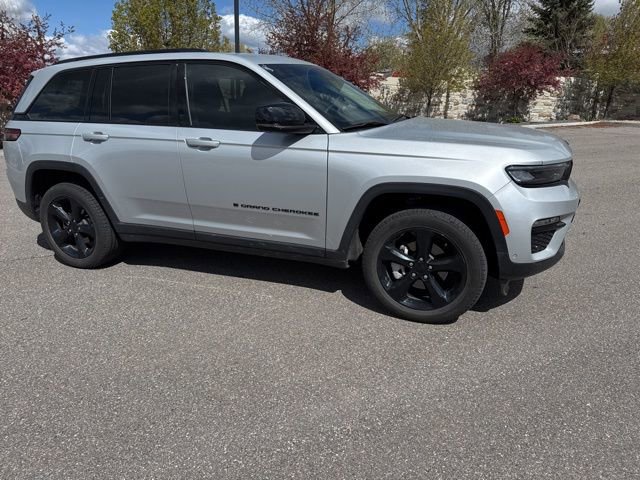 Used 2023 Jeep Grand Cherokee Limited w/ Luxury Tech Group II AWD/4WD image 11