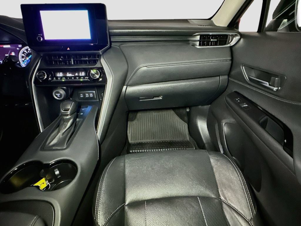 Used 2023 Toyota Venza LE AWD/4WD image 29