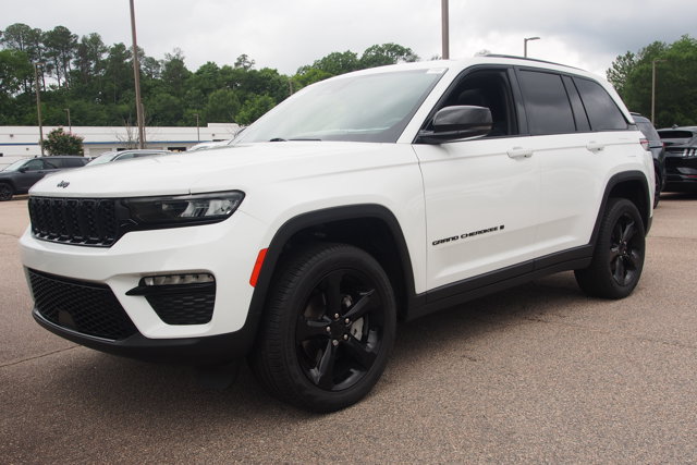 Used 2024 Jeep Grand Cherokee Limited w/ Black Appearance Package AWD/4WD image 3