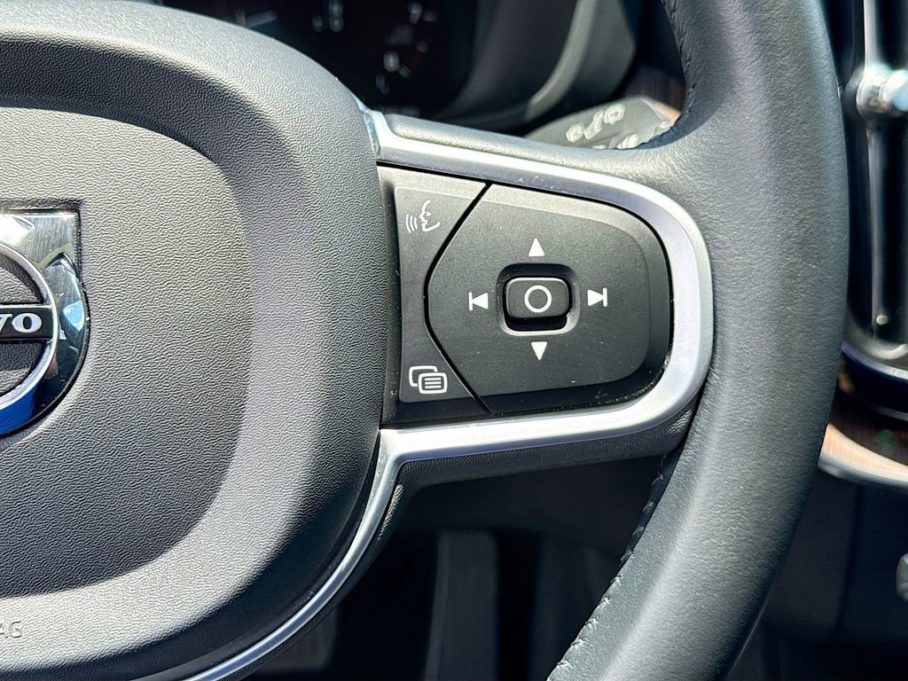 Used 2021 Volvo XC60 T5 Momentum w/ Premium Package FWD image 13