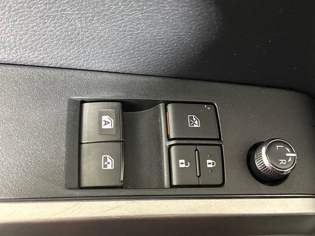 Used 2018 Toyota Tacoma SR5 AWD/4WD image 32