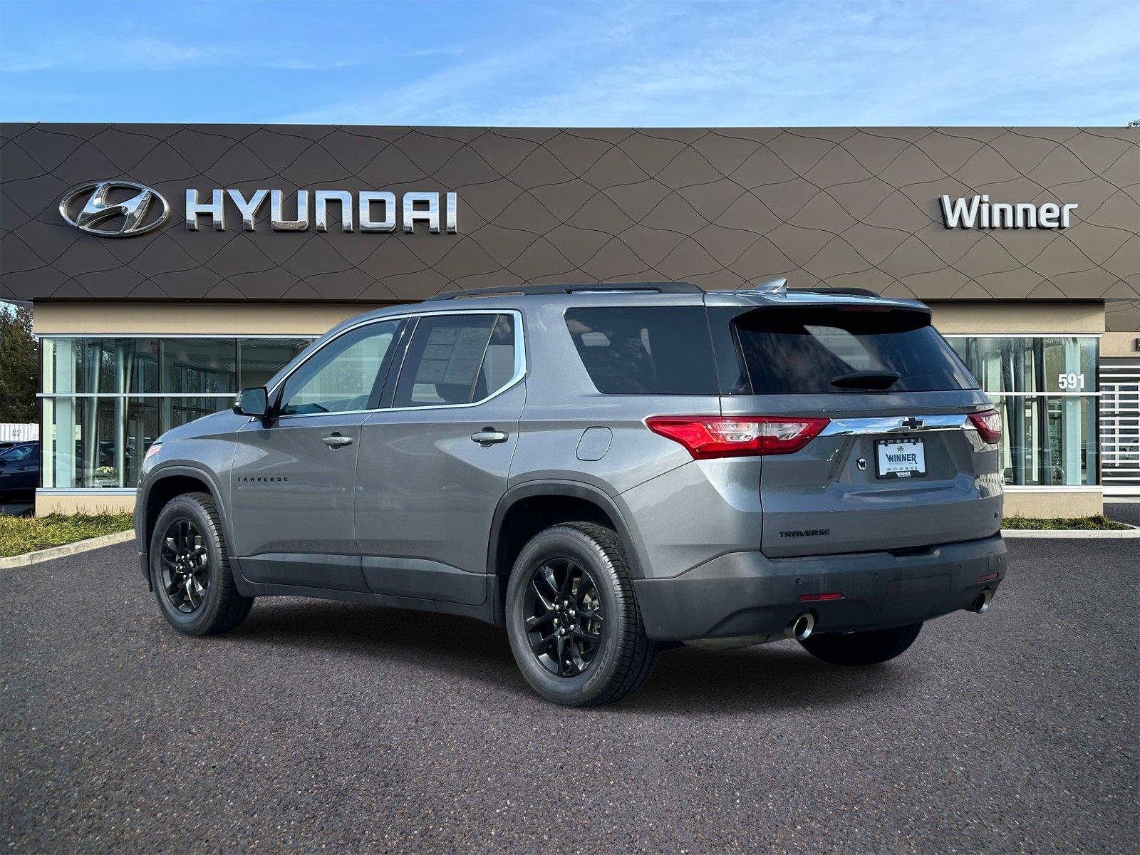 Used 2019 Chevrolet Traverse LT FWD image 2
