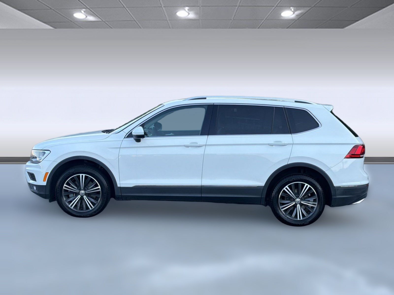Used 2018 Volkswagen Tiguan SEL FWD image 2