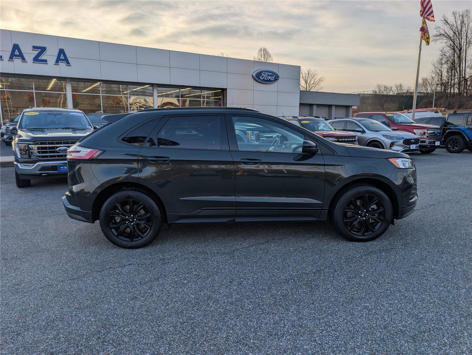 Certified 2024 Ford Edge SE w/ Black Appearance Package image 6