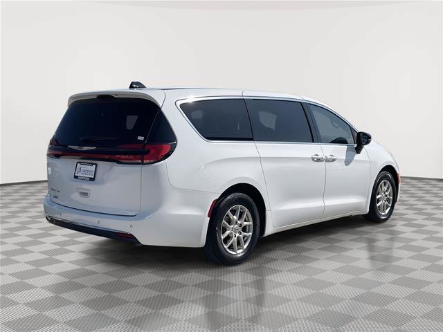 Used 2024 Chrysler Pacifica Touring-L FWD image 7