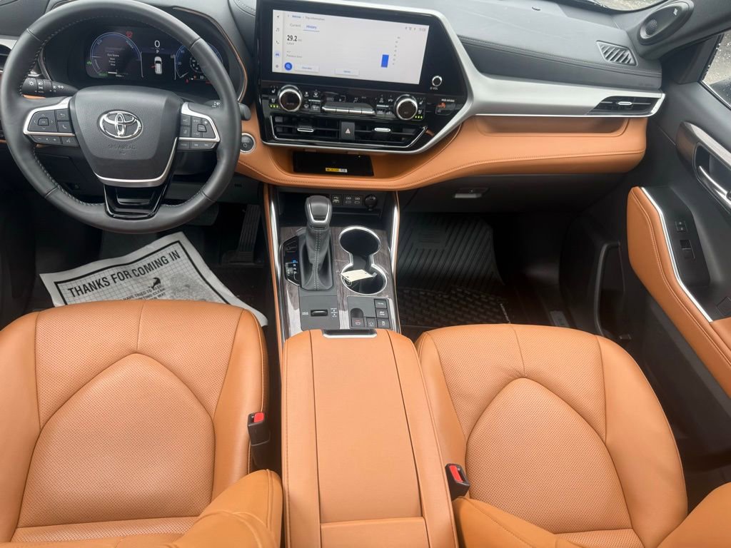 Used 2025 Toyota Highlander Platinum AWD/4WD image 38