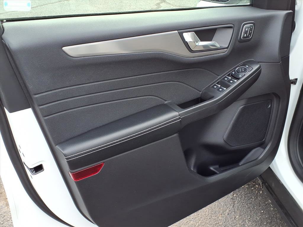 Certified 2022 Ford Escape Titanium w/ Class II Trailer Tow Package image 9