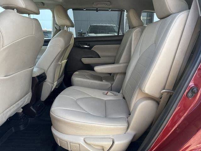 Used 2021 Toyota Highlander XLE image 5