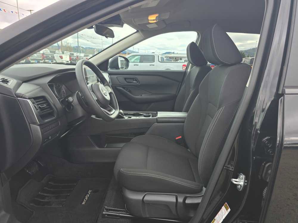 Used 2024 Nissan Rogue S image 9
