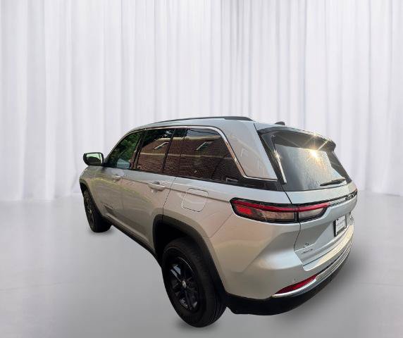 Used 2023 Jeep Grand Cherokee Laredo w/ Luxury Tech Group I AWD/4WD image 8