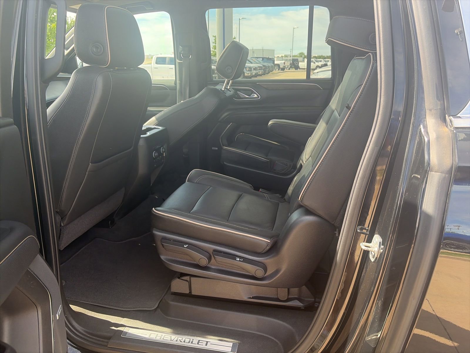 Used 2021 Chevrolet Suburban Premier w/ Premium Package RWD image 15