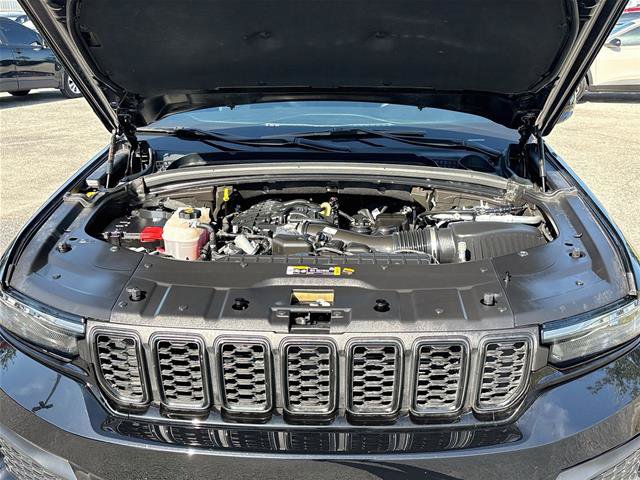 Used 2025 Jeep Grand Cherokee Altitude RWD image 32